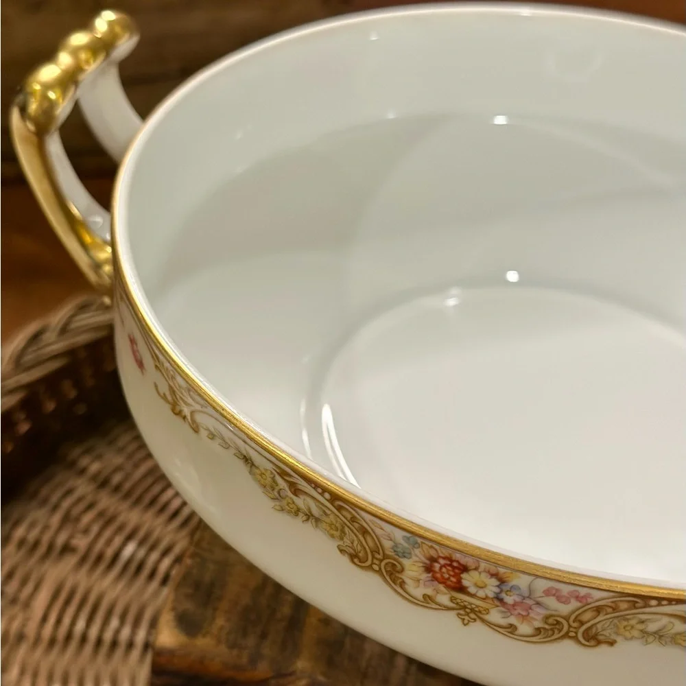 Noritake Trojan Fine Porcelain Vegetable Bowl With Finial Topped Dome Lid